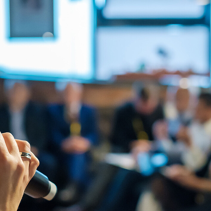 Vortragende mit Mikrofon