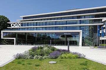 Moderne Glasfassade des CCH – Congress Center Hamburg mit gepflegtem Eingangsbereich und Begrüßungsschild.