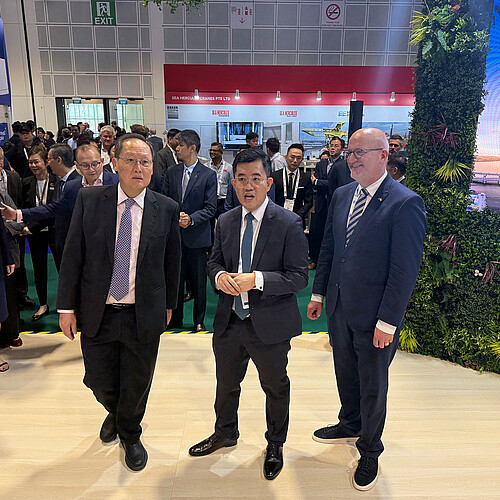 Claus Ulrich Selbach (Vice President Exhibitions - Maritime and Energy at Hamburg Messe und Congress) with policitians from Singpore at the opening 